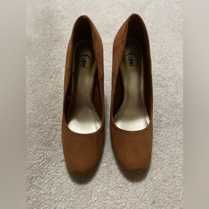 Brown/tan suede round toed heels